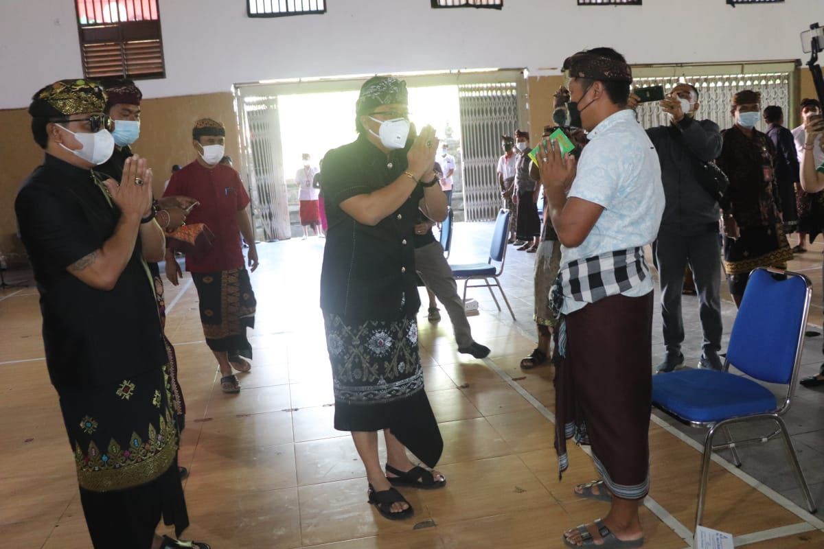 podiumnews.com-Bupati Badung Serahkan BLT Tahap II untuk Kuta Utara, Kuta dan Kutsel